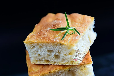 迷迭香佛卡夏：清新有味道的面包