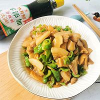 #夏日吃货嘉年华#下饭一绝| 青椒鸡腿菇炒肉片的做法图解13