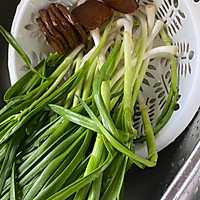 腊肉炒大蒜的做法图解1