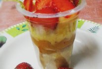 创意美食  渐变色草莓酸奶果泥冰淇淋的做法