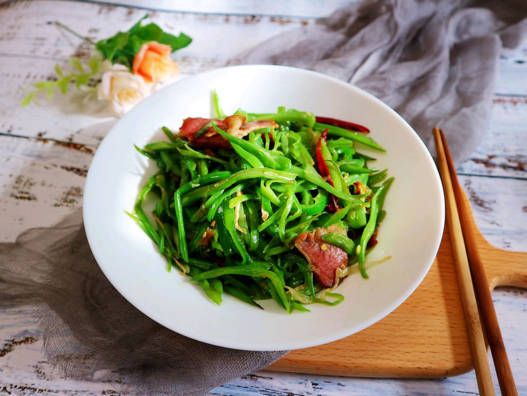 扁豆丝炒腊肉(意想不到的下饭菜)的做法