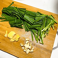 #做川菜，用豪吉#川味鸭血炒韭菜的做法图解2