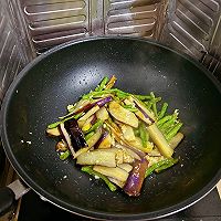 #冬季滋补花样吃法#超下饭的茄子炒豆角的做法图解6