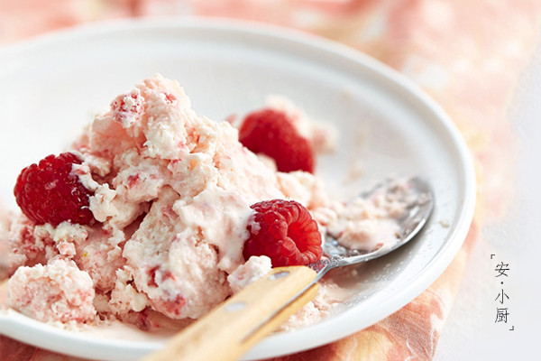 莓果冻酸奶
