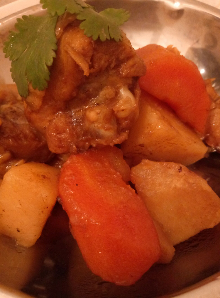 胡萝卜土豆炖鸡块~营养美味！的做法