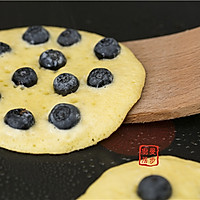【曼步厨房】蓝莓煎饼的做法图解7