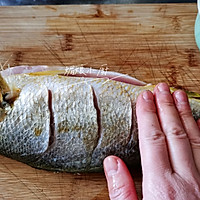 #厨房有维达洁净超省心#红烧黄鱼的做法图解3