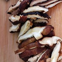 烟熏肉炒香菇的做法图解1