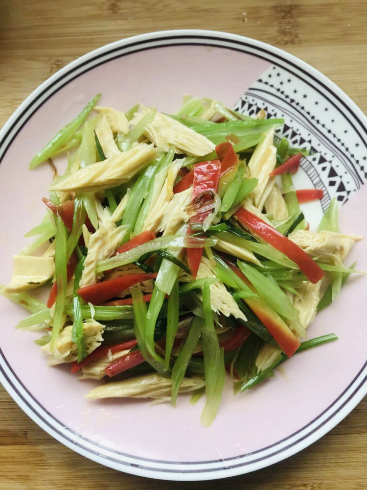 家常拌芹菜腐竹的做法