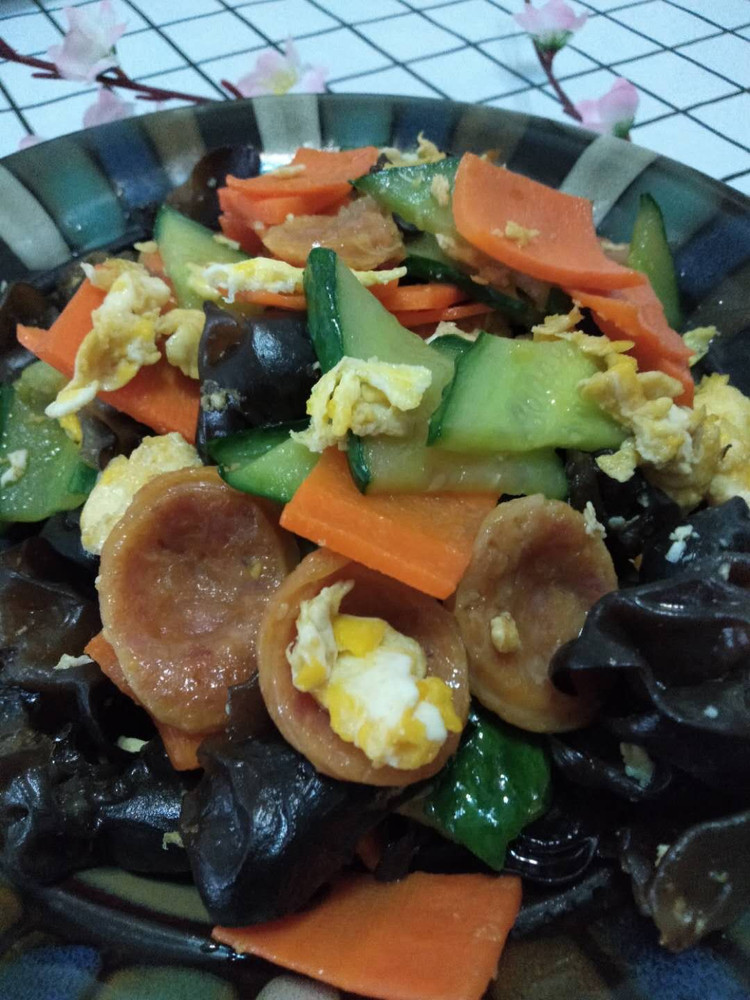 木耳黄瓜炒肠的做法