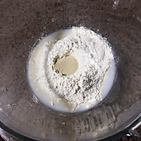 十寸豆沙花环面包的做法图解1