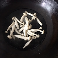 丝瓜菌菇汤#鲜有赞，爱有伴#的做法图解3