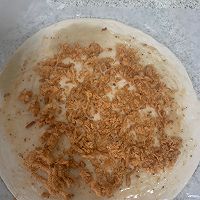 手抓饼火腿肠卷的做法图解3
