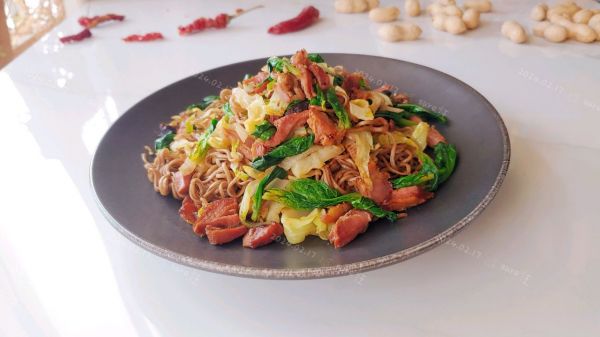 杂菜多肉酱焖面