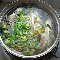 鲜甜美味的鲫鱼汤——连鱼肉都很好吃哦的做法图解4
