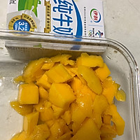 最简单的自制芒果奶昔！的做法图解1
