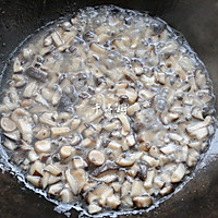 菌汤面条 看得见的香菇 尝得到的鲜美 这才是真正的菌汤的做法图解6