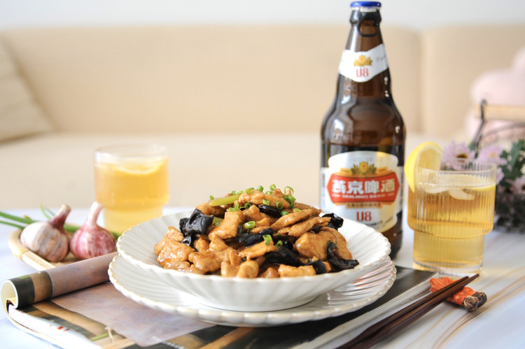 燕京U8啤酒焖猪里脊的做法