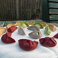 视频教你变着花样儿包饺子：五种颜色八种包法的做法图解8