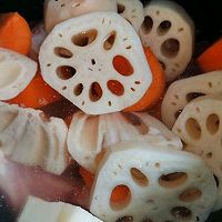 筒骨胡萝卜莲藕汤的做法图解4