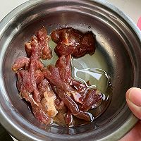 酸菜香菇汤粉干-闹闹家常菜的做法图解2
