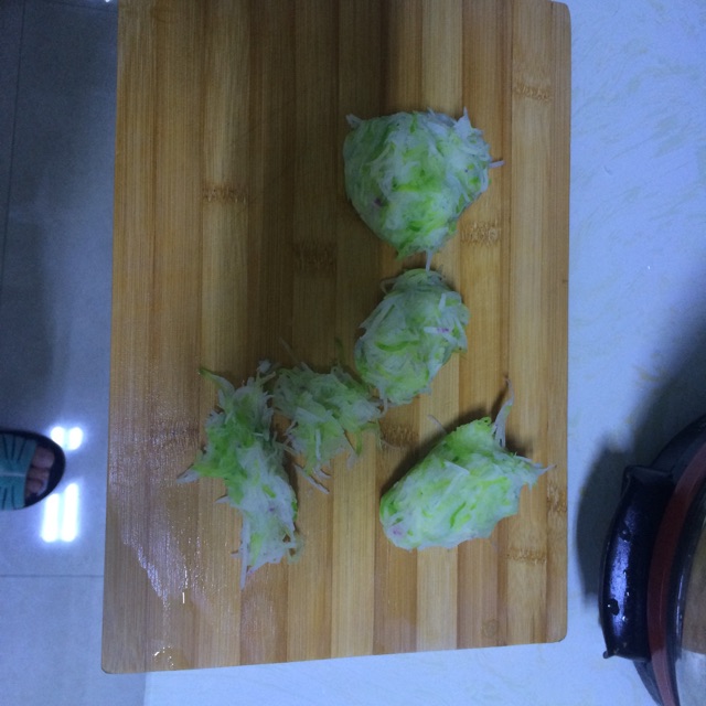 牛肉萝卜蒸饺的做法图解2