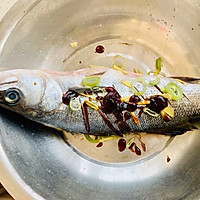 锡纸鲈鱼，在家做美味大餐的做法图解3