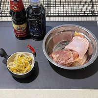 酸菜炖鸡腿肉的做法图解1