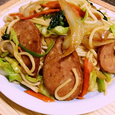 红肠蔬菜炒面