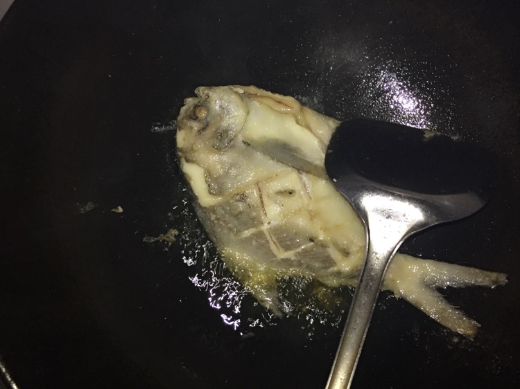焖鲳鱼的做法图解1