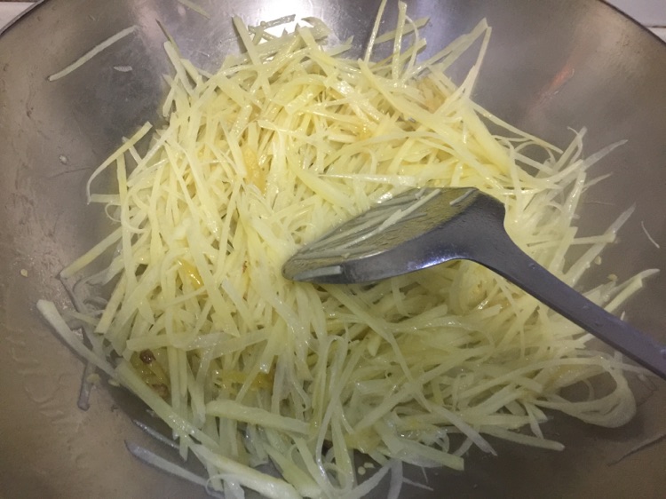 野山椒土豆丝～土豆丝的另类吃法的做法图解3