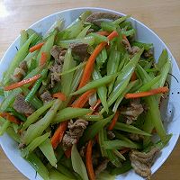 芹菜炒肉的做法图解1