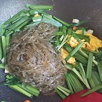 #春日时令，美味尝鲜#韭菜鸡蛋炒粉丝的做法图解12