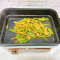 芹菜炒肉的做法图解3