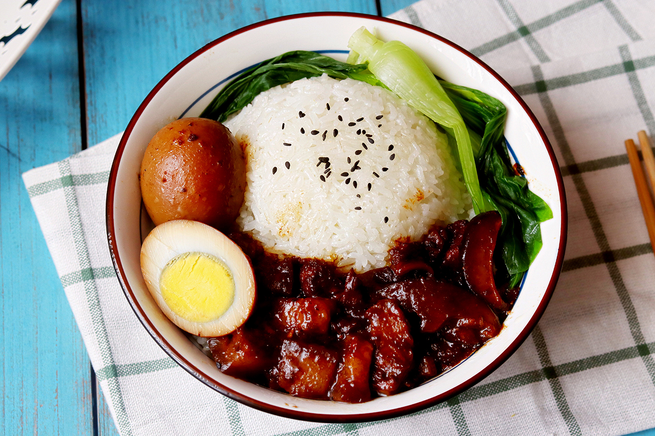 Stewed rice is fat but not greasy. It tastes delicious until fried