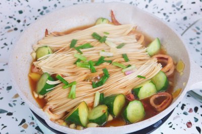 鱿鱼焖面