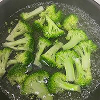 青豆玉米西兰花炒虾仁的做法图解5