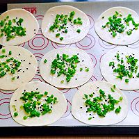 #母亲节，给妈妈做道菜#葱油饼～饺子皮版的做法图解5