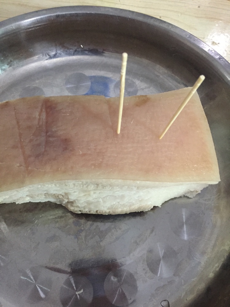 广式脆皮烧肉的做法图解2