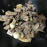 酸豆角炖鸭肉的做法图解2
