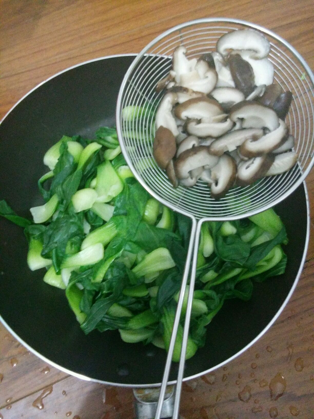 家常蘑菇炒油菜怎么做_家常蘑菇炒油菜的做法_夏目大人_Ym_豆果美食