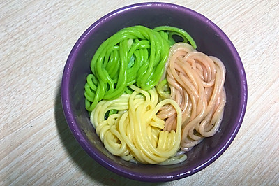 黛黛自制三色长寿面～