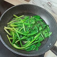 #外婆乡传承春日宴#春日美食/菠菜疙瘩汤的做法图解2