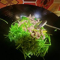 家常香菜酸黄瓜炒牛肉 人间美味的做法图解6