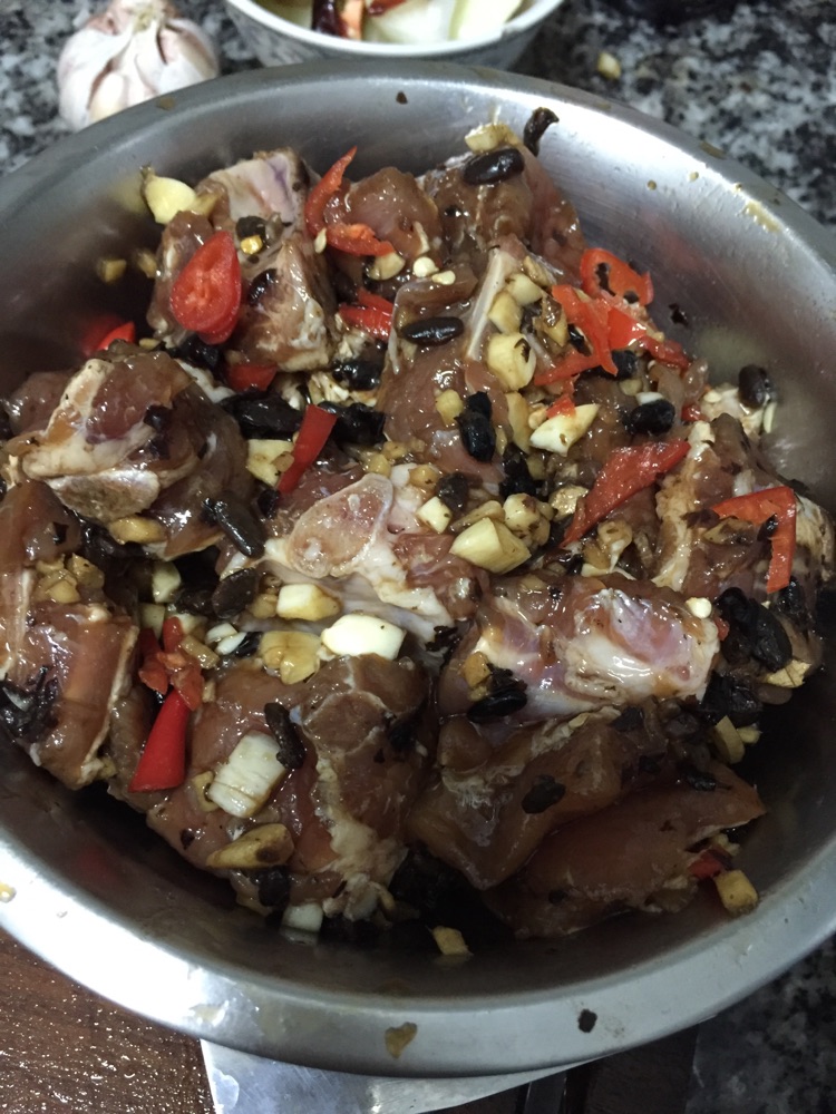 正版豆豉蒸排骨的做法图解1