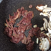 清凉气息的香菇炒牛肉的做法图解7