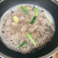 清汤萝卜牛腩的做法图解1