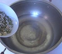 薏米莲子绿豆粥的做法图解2