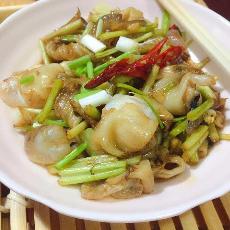 芹菜炒鱼泡的做法