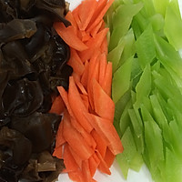 鸡腿炒莴笋胡萝卜木耳的做法图解3